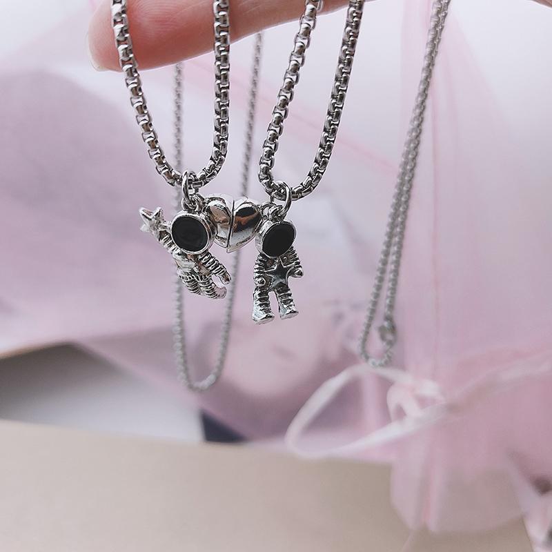 2 Colliers Pour Couple - Astronaute & Cœur Magnétique